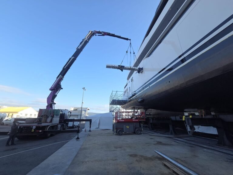 MHM13 yachting maintenance hydraulique passerelle yacht antibes monaco cannes.jpg